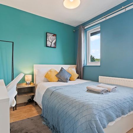 Lovely 4Br House In The City With Parking ลอนดอน ภายนอก รูปภาพ