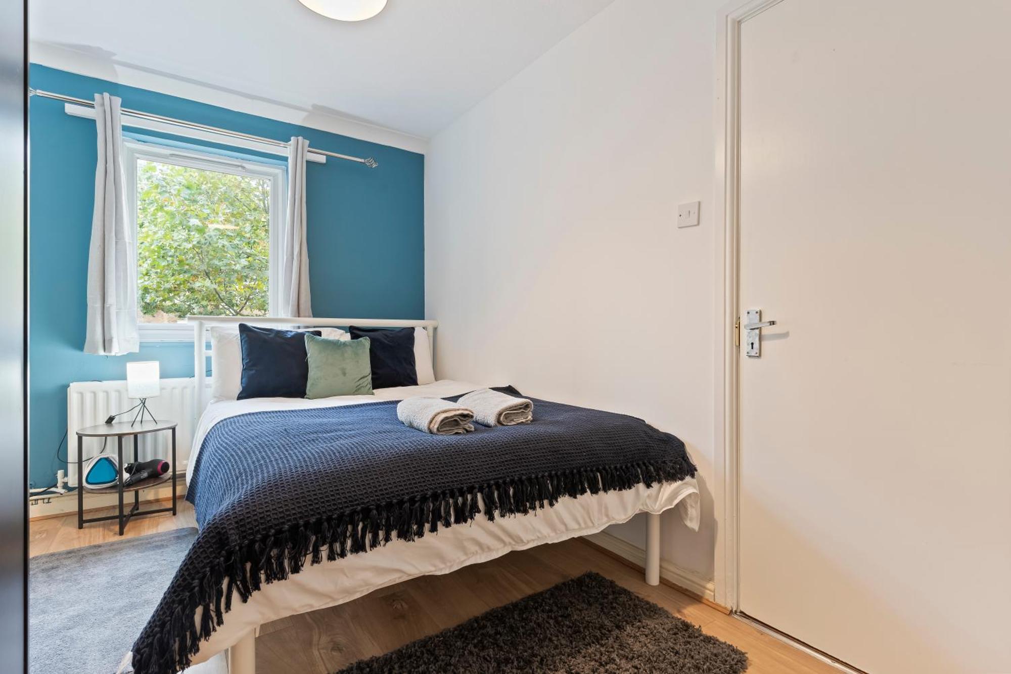 Lovely 4Br House In The City With Parking ลอนดอน ภายนอก รูปภาพ