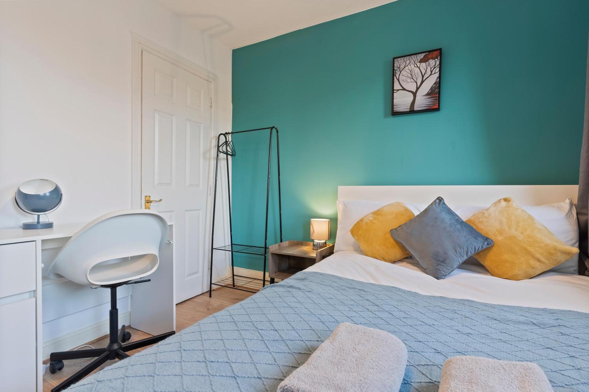 Lovely 4Br House In The City With Parking ลอนดอน ภายนอก รูปภาพ