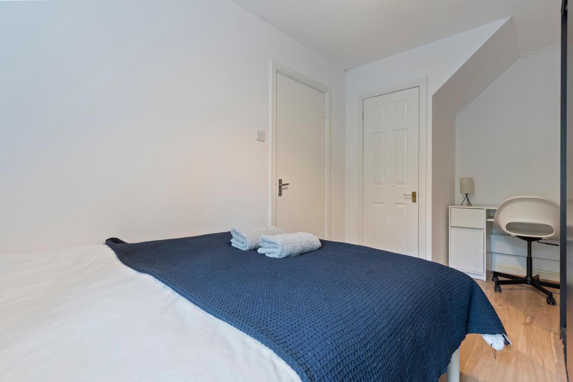 Lovely 4Br House In The City With Parking ลอนดอน ภายนอก รูปภาพ